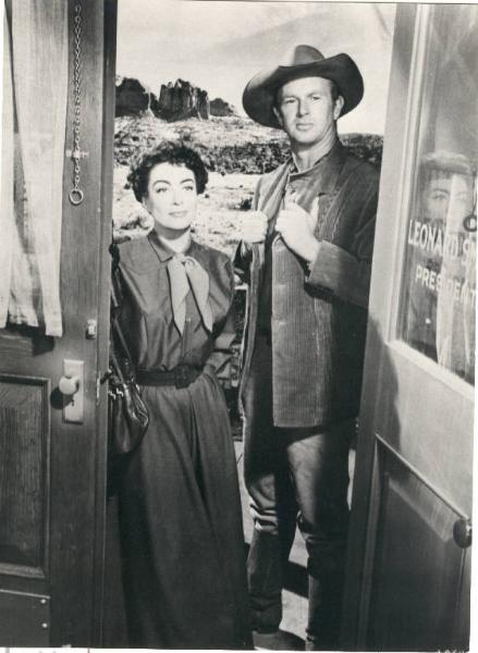 Scena del film "Johnny Guitar" - regia Nicholas Ray - 1954 - attori Joan Crawford e Sterling Hayden