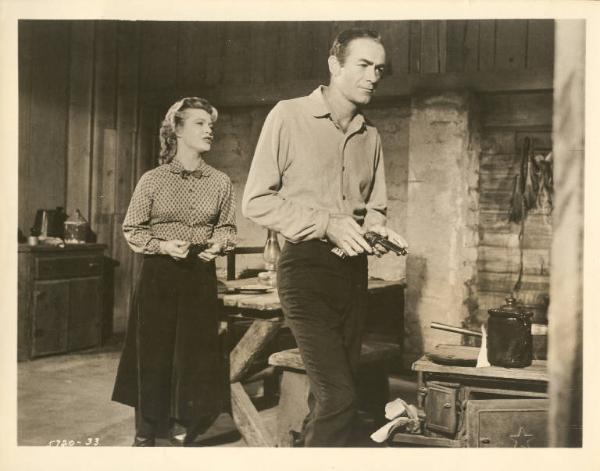 Scena del film "Pistole calde a Tucson" - regia Thomas Carr - 1958 - attori Gale Robbins e Forrest Tucker