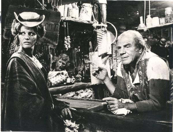 Scena del film "C'era una volta il West" - regia Sergio Leone - 1968 - attori Claudia Cardinale e Lionel Stander