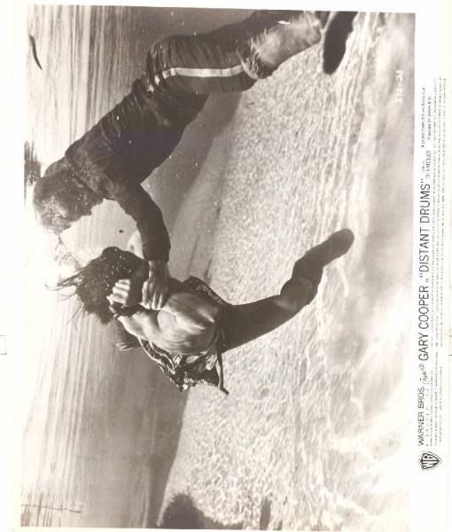 Scena del film "Tamburi lontani" (Distant Drums) - regia Raoul Walsh - 1951 - attore Gary Cooper