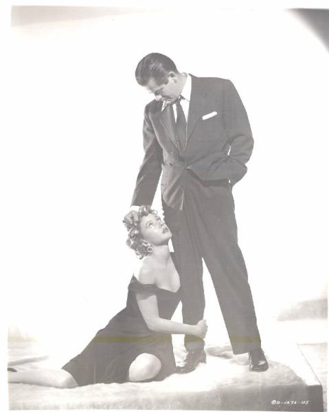 Scena del film "Il grande caldo" - regia Fritz Lang - 1953 - attori Glenn Ford e Gloria Grahame