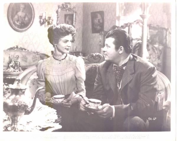 Scena del film "Le foglie d'oro" - regia Michael Curtiz - 1950 - attori Jack Carson e Lauren Bacall