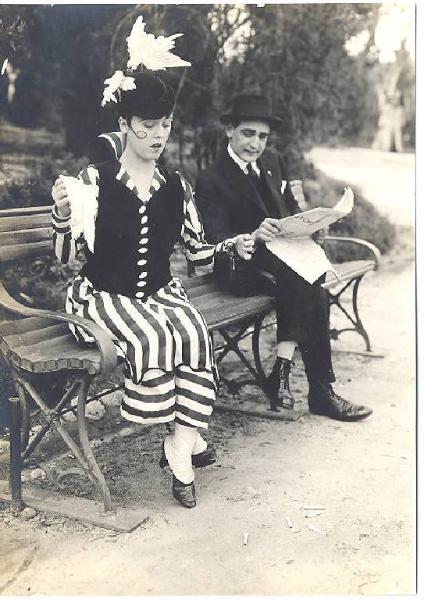 Scena del film "Bill Gives a Smoker" - regia Edward Dillon - 1915 - attrice Fay Tincher