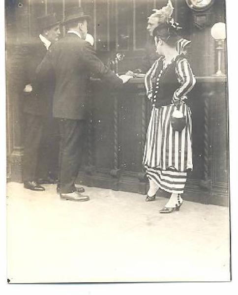 Scena del film "Bill Gives a Smoker" - regia Edward Dillon - 1915 - attrice Fay Tincher