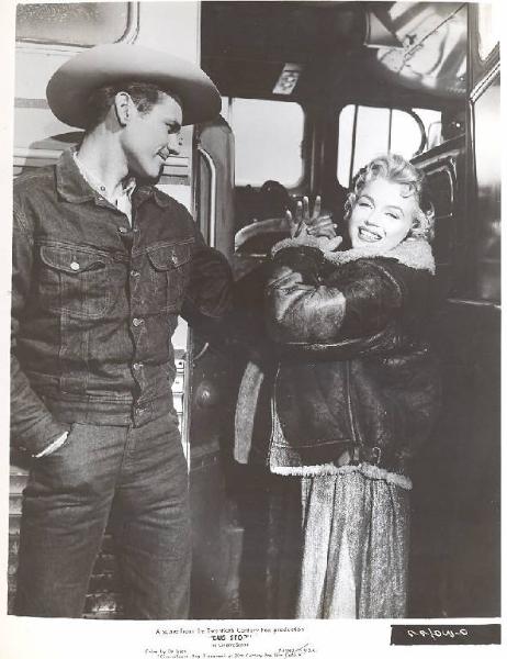 Scena del film "Fermata d'autobus" - regia Joshua Logan - 1956 - attori Marilyn Monroe e Don Murray