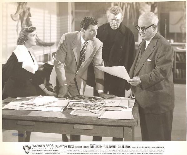 Scena del film "Il risveglio del dinosauro" - regia Eugène Lourié - 1953 - attori Cecil Kellaway, Paula Raymond e Paul Hubschmid