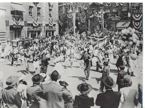 Scena del film "I ragazzi di Broadway" - regia Busby Berkeley - 1941 - attori Mickey Rooney e Judy Garland