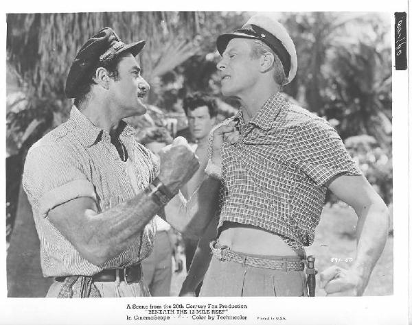 Scena del film "Tempeste sotto i mari" - regia Robert D. Webb - 1953 - attore Gilbert Roland