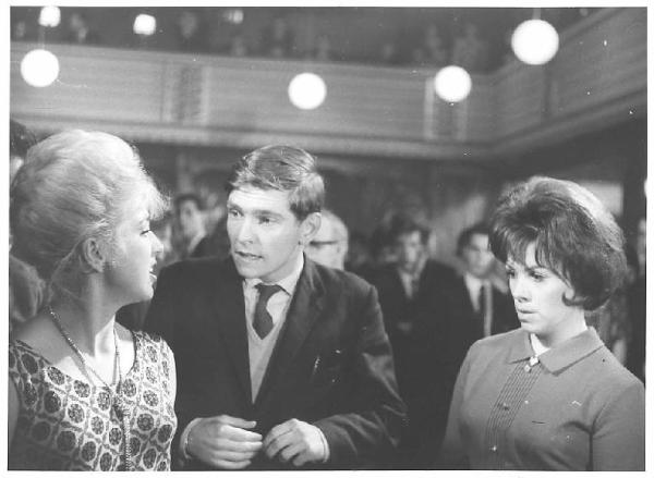 Scena del film "Billy il bugiardo" (Billy Liar) - regia John Schlesinger - 1963 - attori Tom Courtenay, Gwendolyn Watts e Helen Fraser