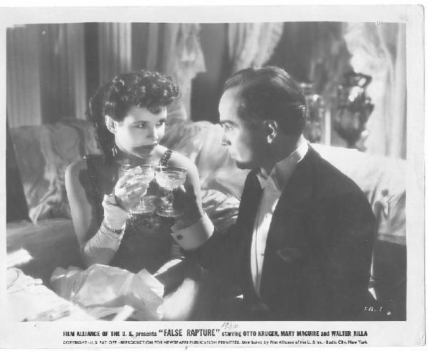 Scena del film "Black Eyes" (Gran Bretagna)/ "False Rapture" (USA) - regia Herbert Brenonr - 1939 - attori Mary Maguire e Walter Rilla