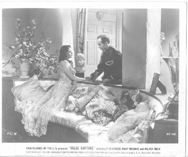 Scena del film "Black Eyes" (Gran Bretagna)/ "False Rapture" (USA) - regia Herbert Brenonr - 1939 - attori Mary Maguire e Walter Rilla