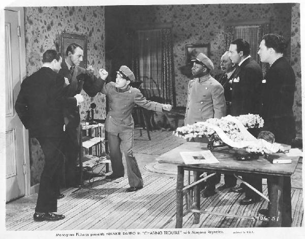 Scena del film "Il guanto verde" - regia Howard Bretherton - 1940 - attori Mantan Moreland, Frankie Darro e Milburn Stone