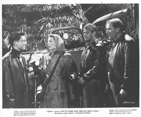 Scena del film "Cina" - regia John Farrow - 1943 - attori Loretta Young, Alan Ladd e William Bendix