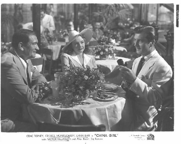 Scena del film "Ragazza cinese" - regia Henry Hathaway - 1942 - attori Gene Tierney, George Montgomery e Victor McLaglen