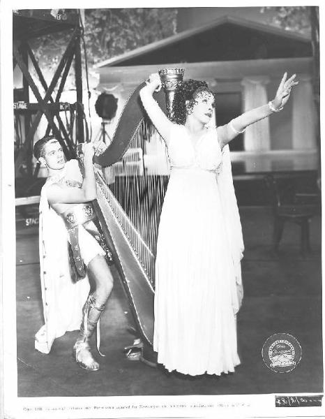 Scena del film "College Holiday" - regia Frank Tuttle - 1936 - attrice Martha Raye