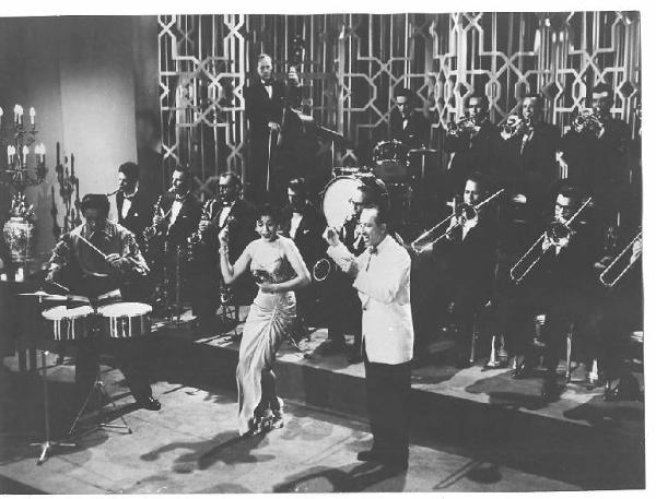 Scena del film "Cha-Cha-Cha Boom !" - regia Fred A. Sears - 1956 - attore Dámaso Pérez Prado