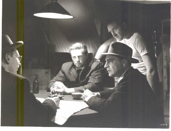 Scena del film "Giungla d'asfalto" - regia John Huston - 1950 - attori Sam Jaffe, Sterling Hayden, James Whitmore e Anthony Caruso