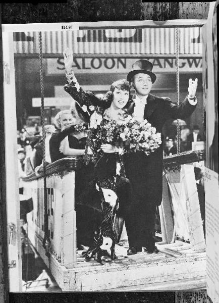 Scena del film "Anything Goes" - regia Lewis Milestone - 1936 - attori Bing Crosby e Ethel Merman