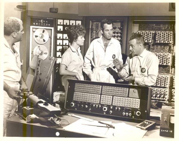Scena del film "Marte distruggerà la terra" - regia Ib Melchior - 1959 - attori Naura Hayden, Gerald Mohr e Les Tremayne