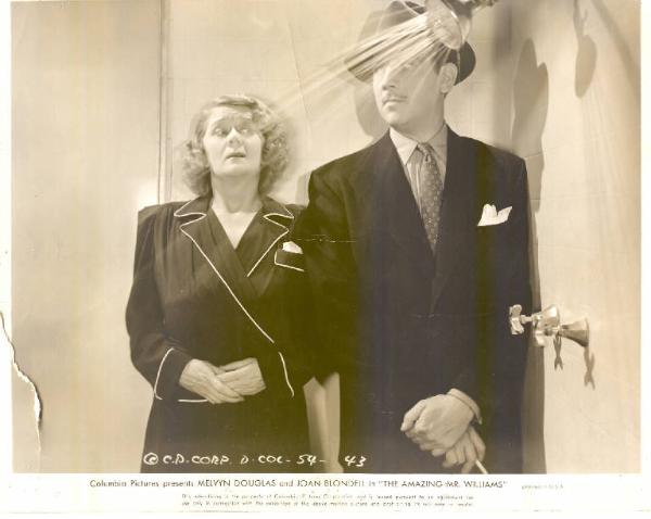 Scena del film "Manette e fiori d'arancio" - regia Alexander Hall - 1939 - attore Melvyn Douglas