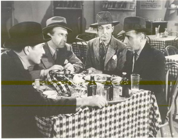 Scena del film "Il terrore di Chicago" - regia Lewis Seiler - 1942 - attore Humphrey Bogart