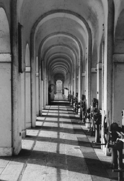 Fiume Ticino - opere di presa del Panperduto - edificio di presa - corridoio porticato con comandi paratoie