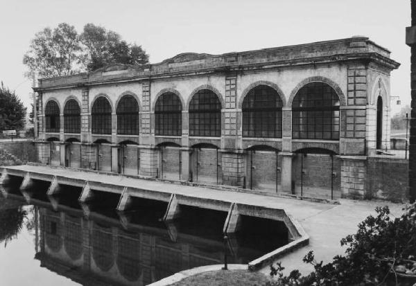 Fiume Adda - canale Vacchelli - edificio delle chiuse di regolazione