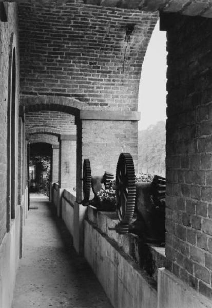 Fiume Adda - canale Vacchelli - edificio delle chiuse di regolazione - corridoio porticato con ingranaggi di chiusura