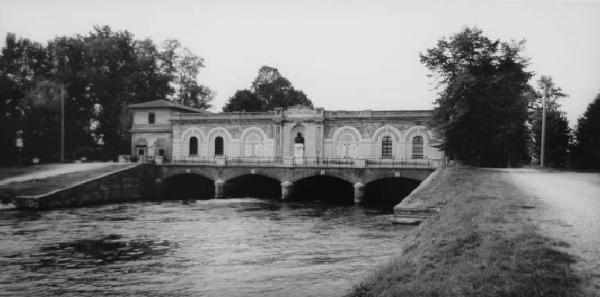 Fiume Adda - canale Vacchelli - edificio delle chiuse di regolazione - nicchia con busto di Pietro Vacchelli