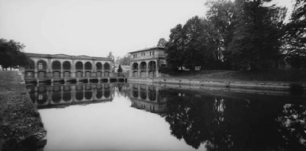 Fiume Adda - canale Vacchelli - edificio delle chiuse di regolazione - vasca antistante