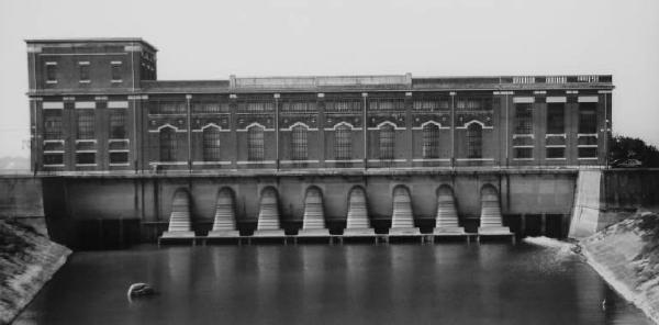Impianto idrovoro San Siro - facciata dello stabilimento - tubazioni di presa - bacino antistante