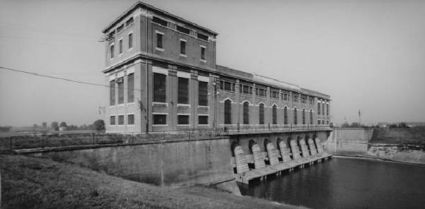 Impianto idrovoro San Siro - stabilimento principale - facciata - tubazioni di presa - bacino antistante