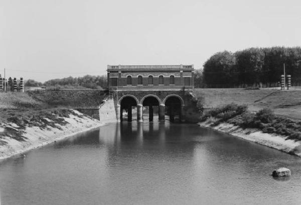 Impianto idrovoro San Siro - edificio industriale sul ponte del canale