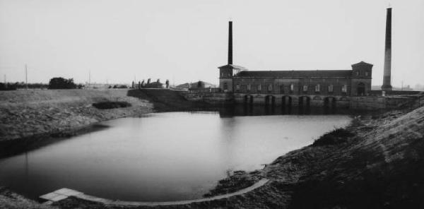 Stabilimento idrovoro dell'Agro Mantovano-Reggiano - facciata posteriore e bacino retrostante