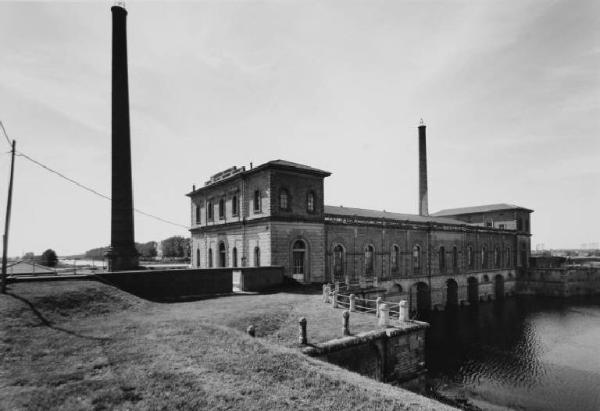 Stabilimento idrovoro dell'Agro Mantovano-Reggiano - facciata e bacino antistante - ciminiere