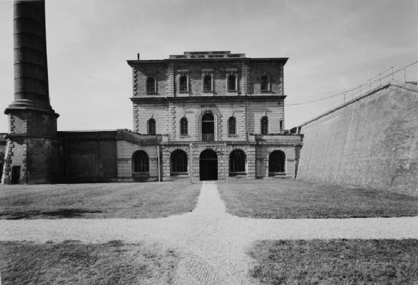 Stabilimento idrovoro dell'Agro Mantovano-Reggiano - ingresso - base della ciminiera