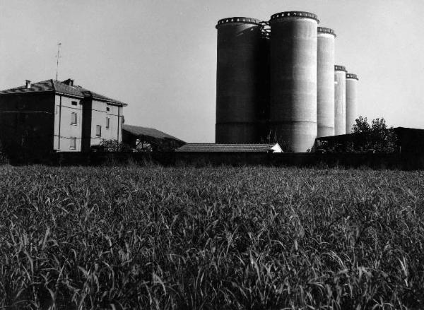 Silos per cereali - campo coltivato