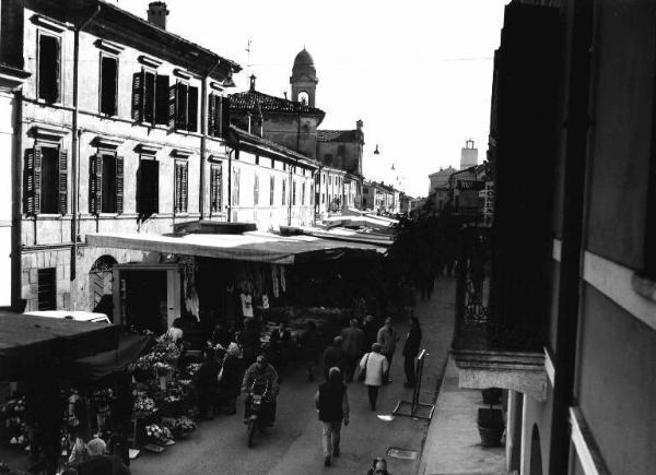 Piadena. Strada con bancarelle del mercato