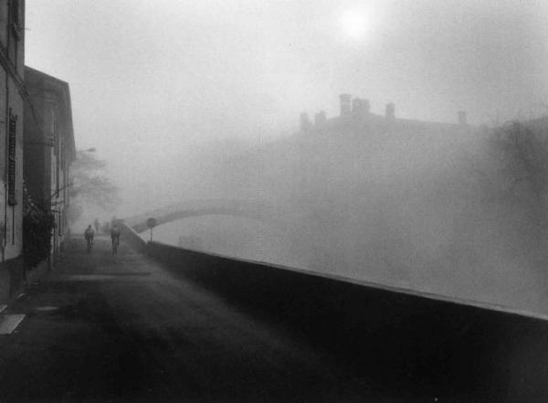 Naviglio Grande - strada - nebbia