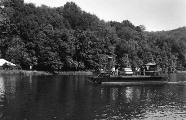 Fiume Adda - traghetto di collegamento tra le rive - automobile