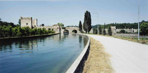 Fiume Mincio - ponte e castello Visconteo - strada sterrata