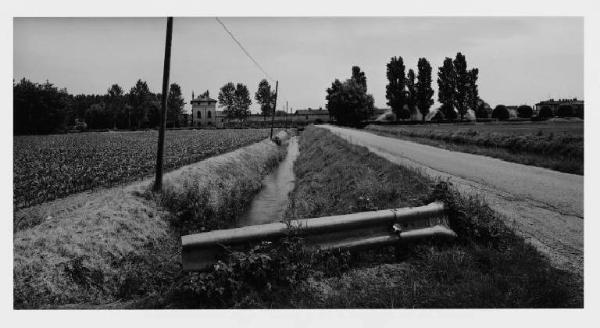 Naviglio Sforzesco - fosso - guard-rail - campo coltivato