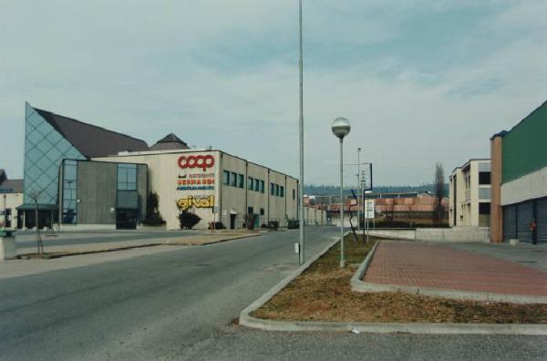 Centro commerciale - capannone industriale