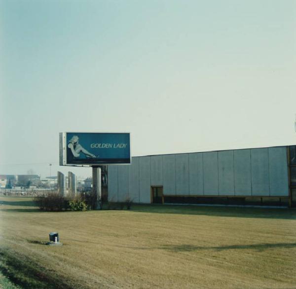 Capannone industriale - cartellone pubblicitario