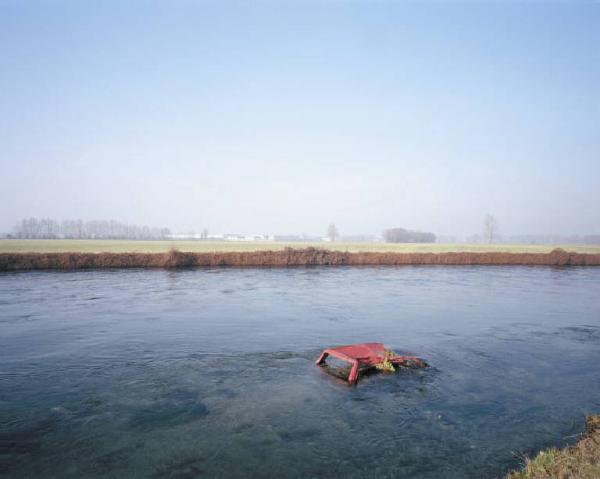 Canale della Muzza - carcasa di automobile - campo coltivato