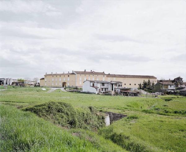 Strada Paullese - prato con fosso - case vecchie e moderne