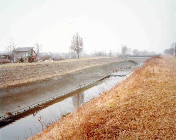 Parco agricolo Sud - canale con argini in cemento armato - campi