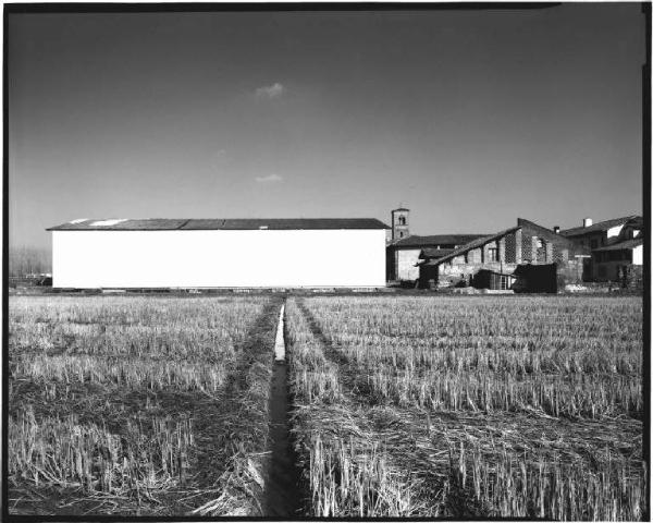 Campo di granoturco tagliato - cascina - campanile