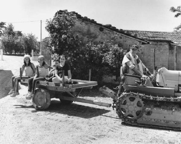 Famiglia di agrcoltori - trattore cingolato - traino