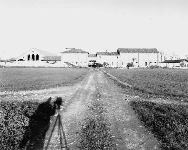 Cascina - strada sterrata - campi coltivati - ombra del fotografo